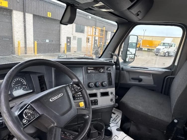2020 Freightliner Cascadia in Allen Park, MI — photo 10