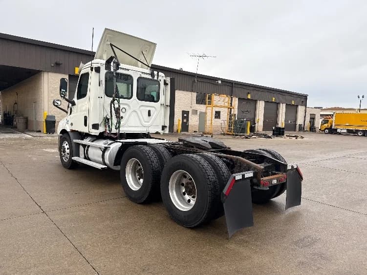 2020 Freightliner Cascadia in Allen Park, MI — photo 5