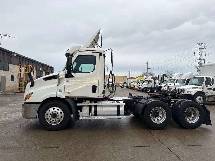 2020 Freightliner Cascadia in Allen Park, MI — photo 4