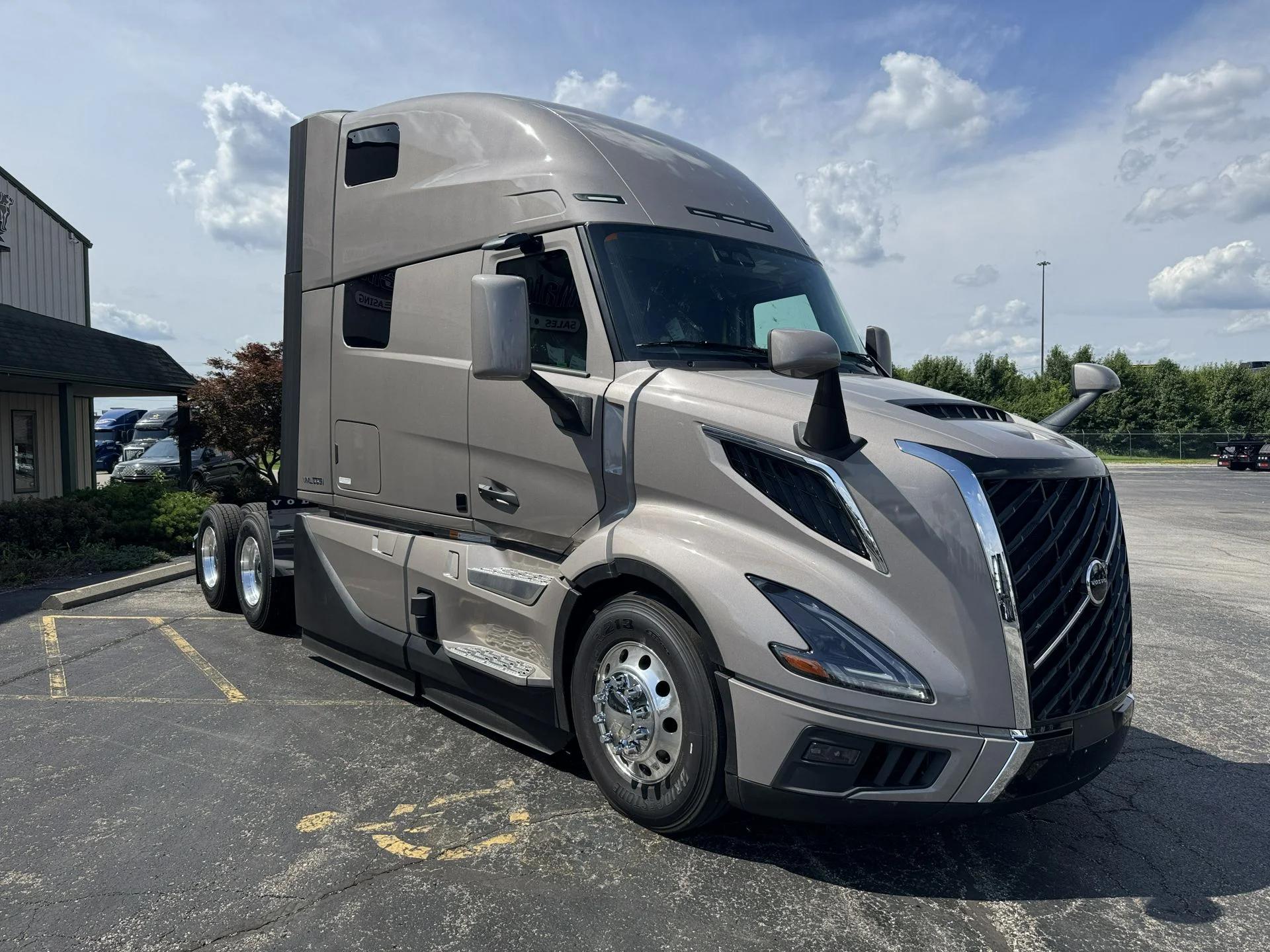 2026 Volvo VNL 860 in Clarksville, IN — photo 5