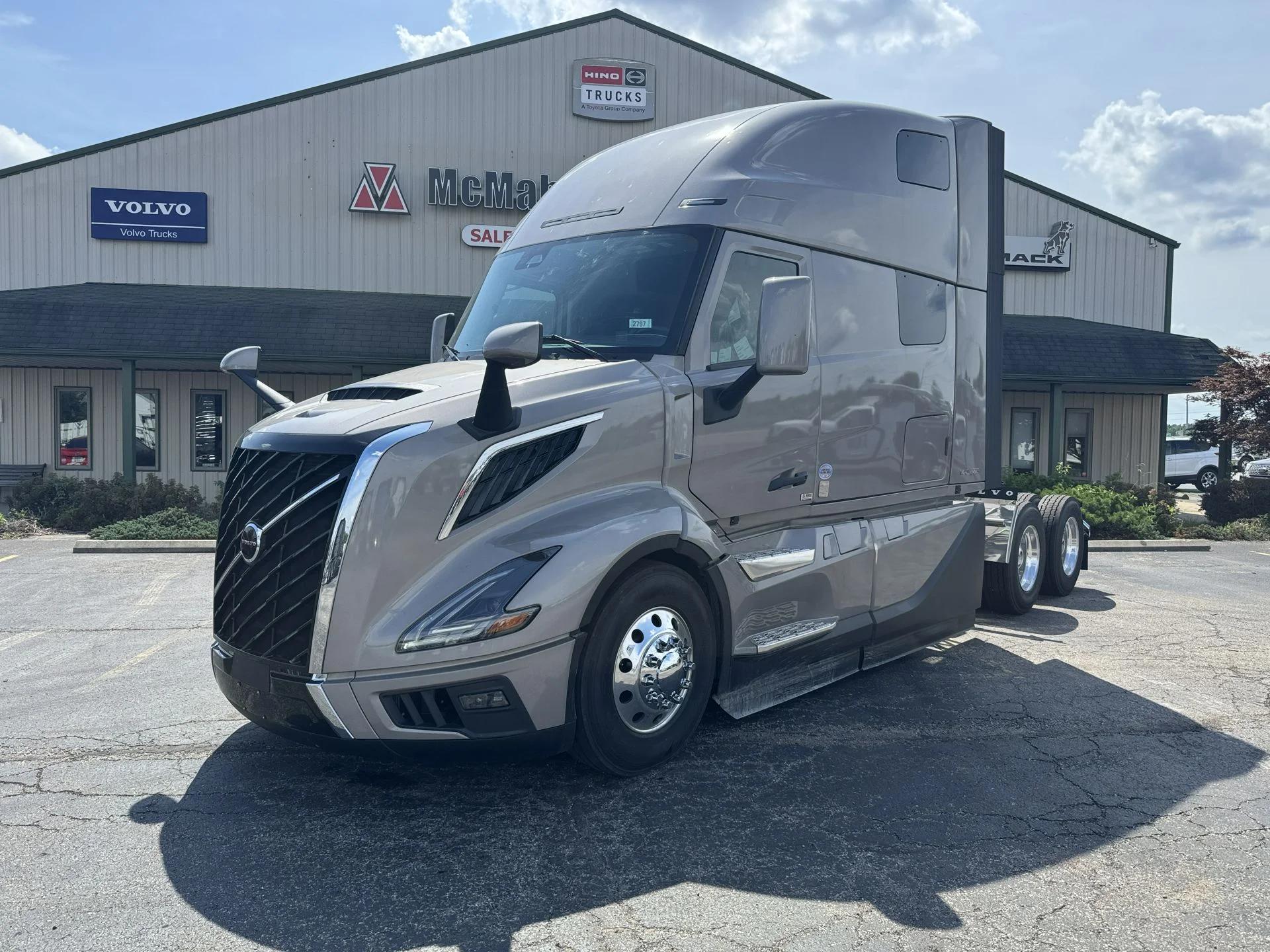 2026 Volvo VNL 860 in Clarksville, IN