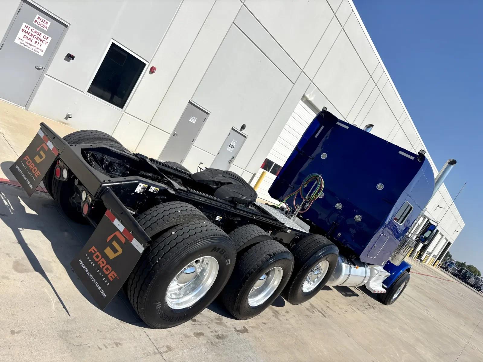 2024 Peterbilt 389 in Hutchins, TX — photo 11