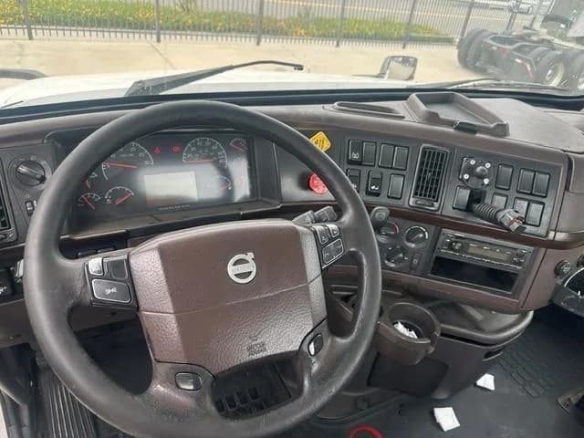 2015 Volvo VNL 300 — photo 14