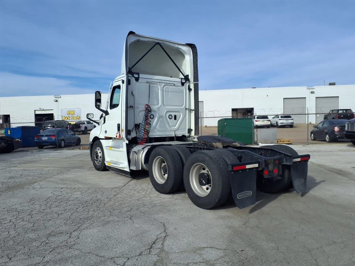 2022 Freightliner Cascadia in Fort Worth, TX — photo 6
