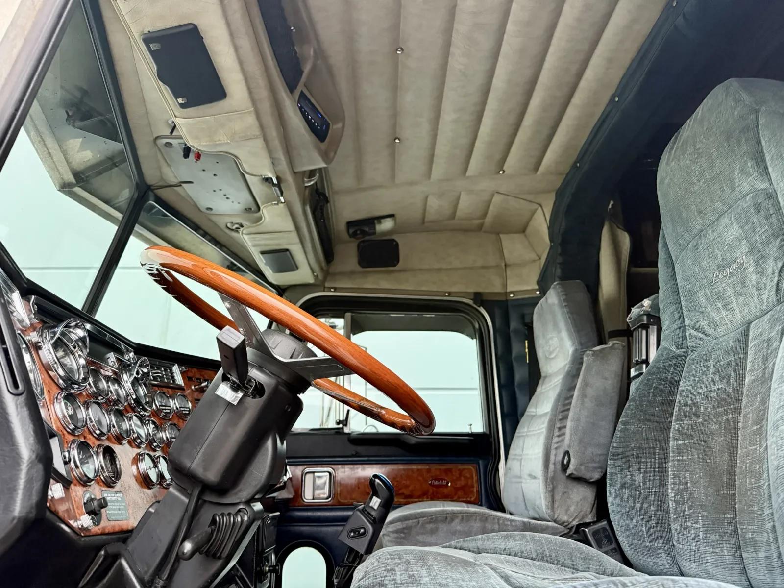 2000 Peterbilt 379 in New Lenox, IL — photo 14