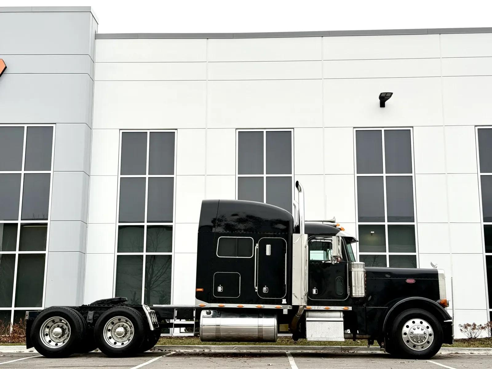 2000 Peterbilt 379 in New Lenox, IL — photo 3