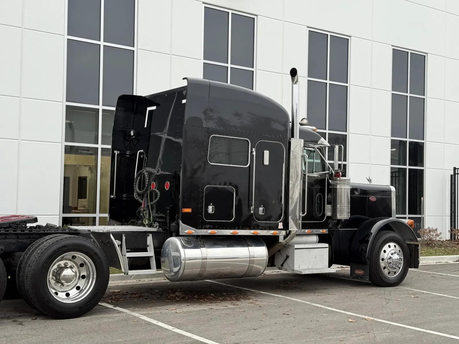 2000 Peterbilt 379 in New Lenox, IL — photo 7