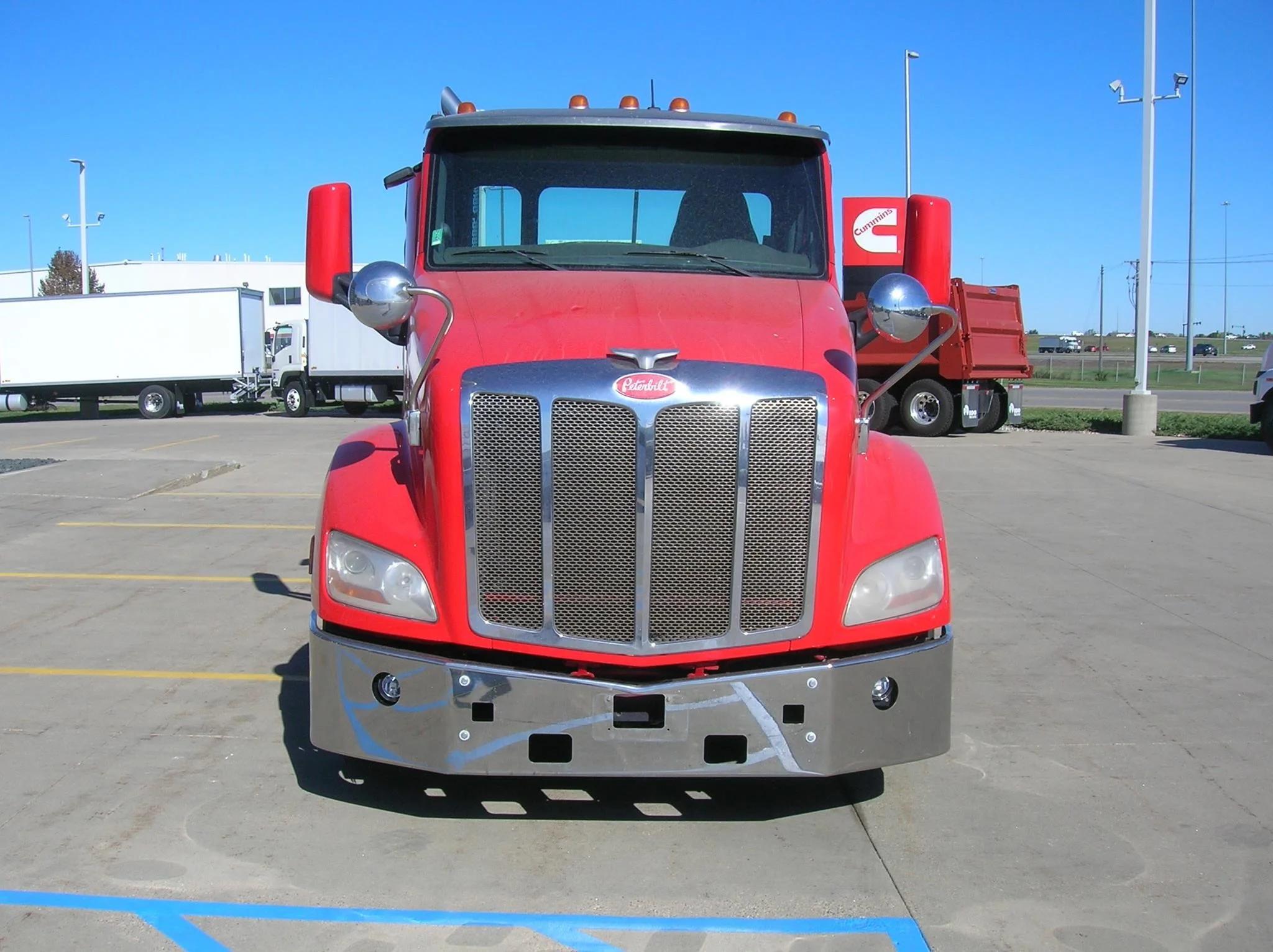 2014 Peterbilt 579 — photo 2