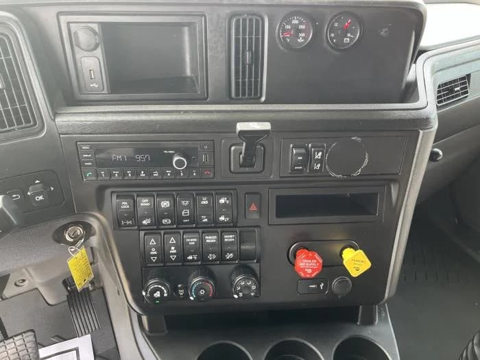 2023 International LT — photo 13