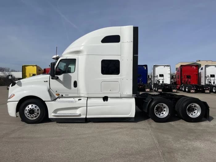 2023 International LT — photo 3