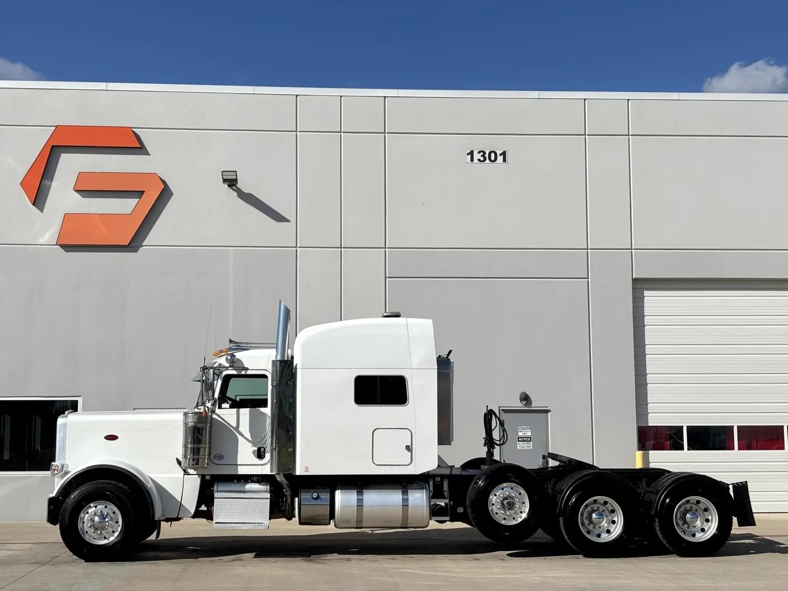 2021 Peterbilt 389 in Hutchins, TX — photo 4