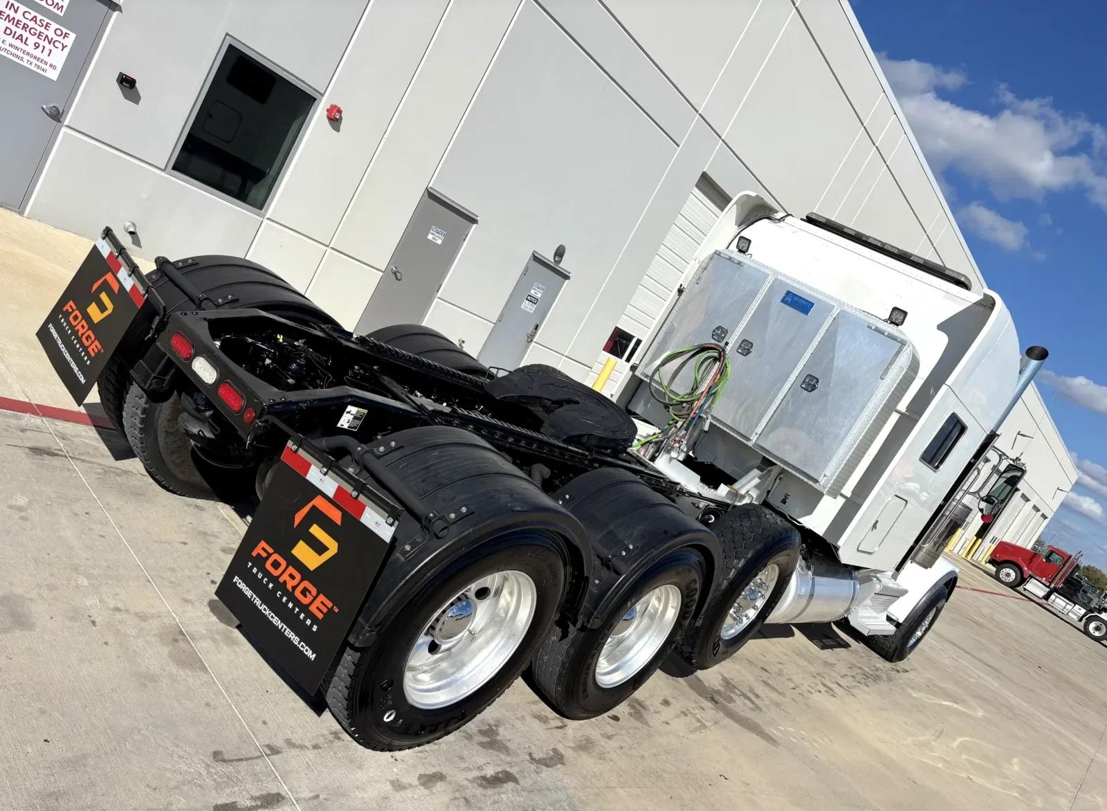 2021 Peterbilt 389 in Hutchins, TX — photo 11