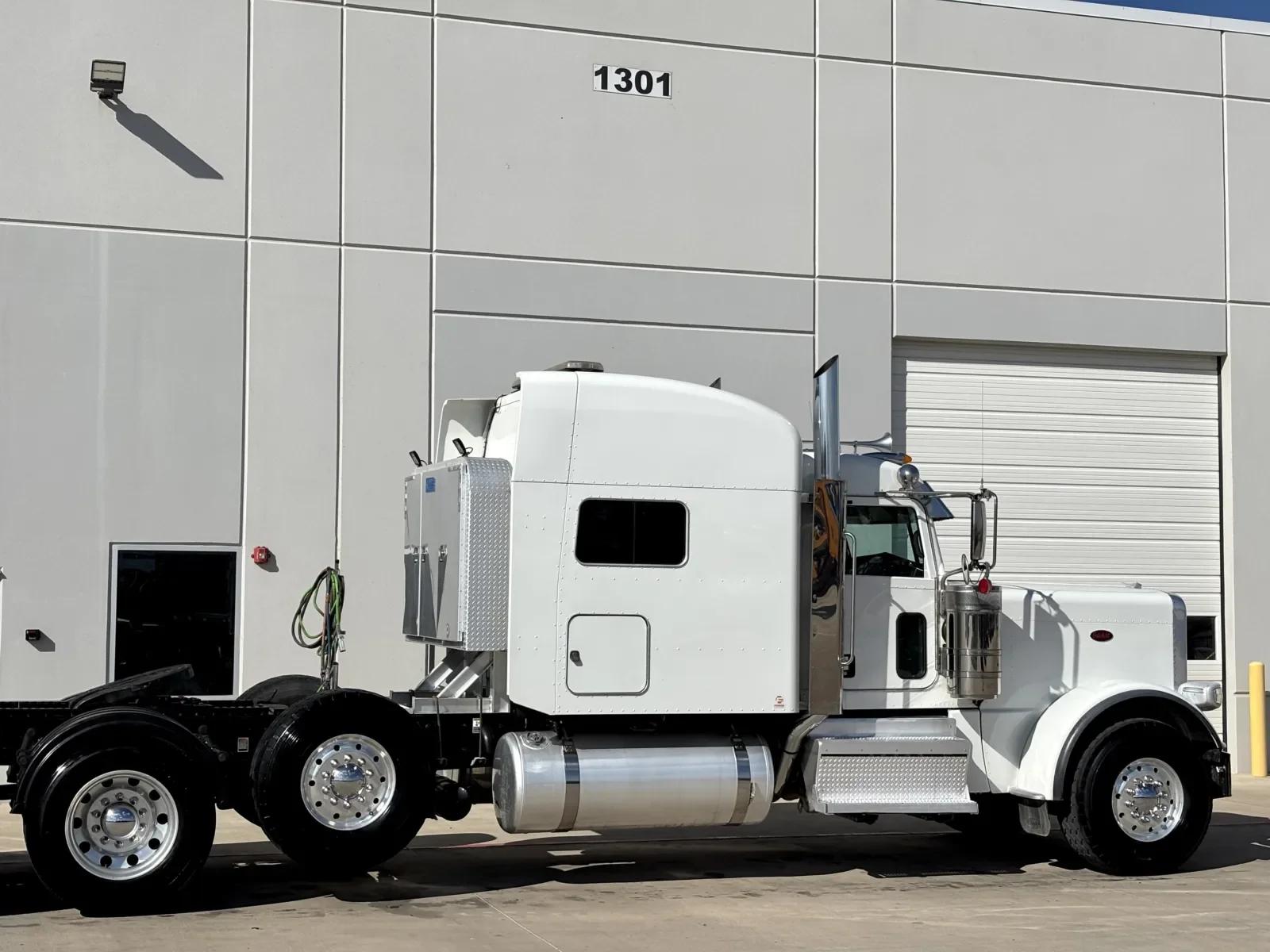 2021 Peterbilt 389 in Hutchins, TX — photo 7