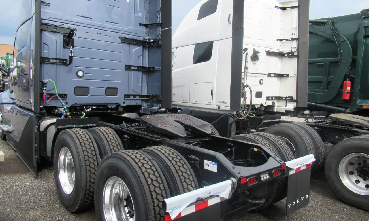 2027 Volvo VNL 860 in Rochester, NY — photo 3