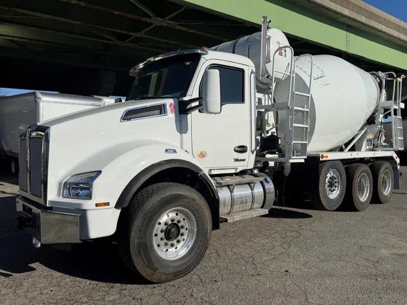 2025 Kenworth T880