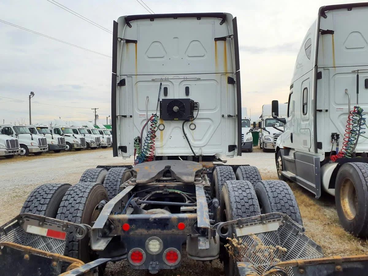 2019 Freightliner Cascadia in Indianapolis, IN — photo 5