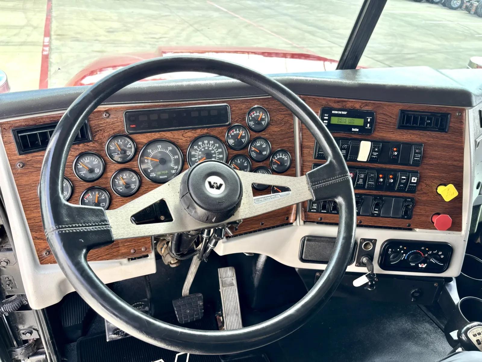 2015 Western Star 4900 in Hutchins, TX — photo 16