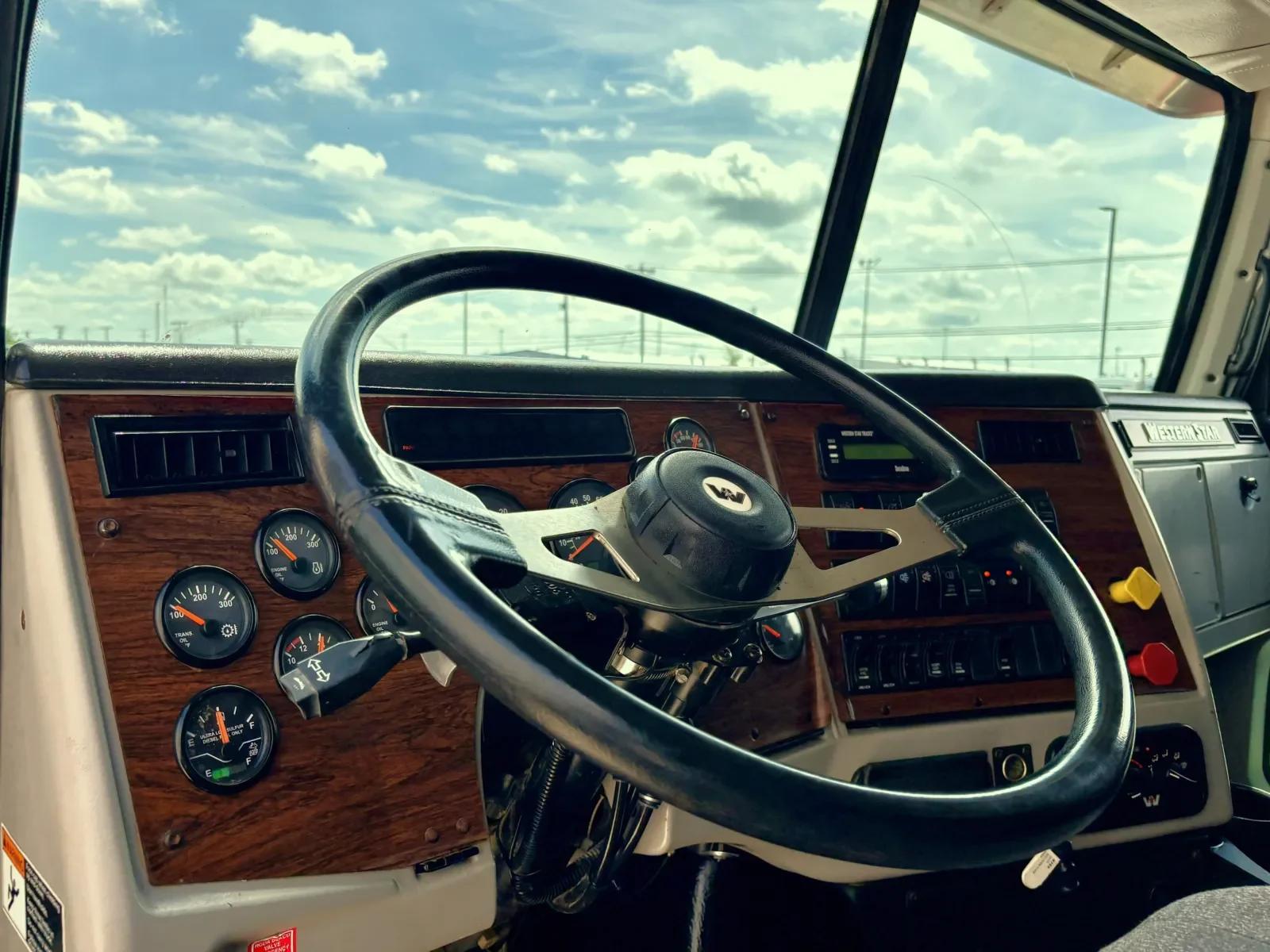 2015 Western Star 4900 in Hutchins, TX — photo 15