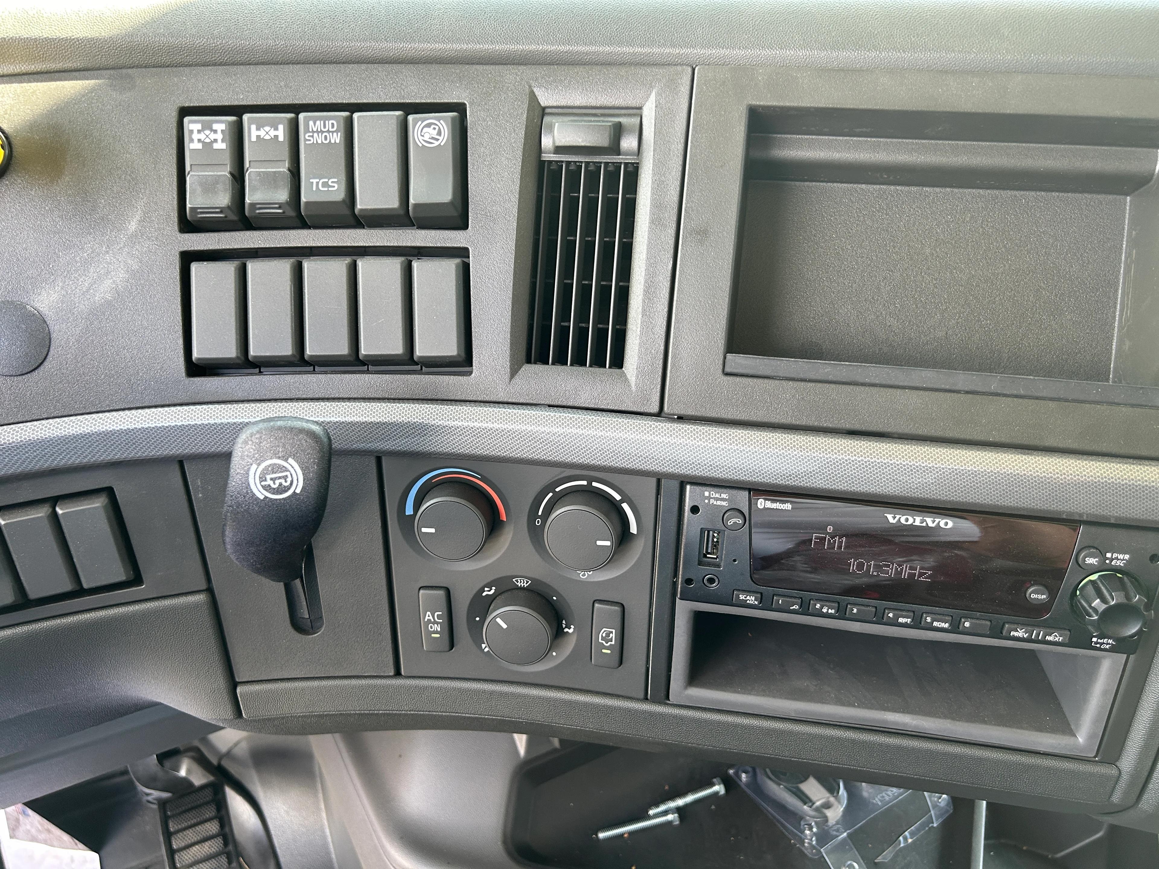 2025 Volvo VNR 640 in MACON, GA — photo 12