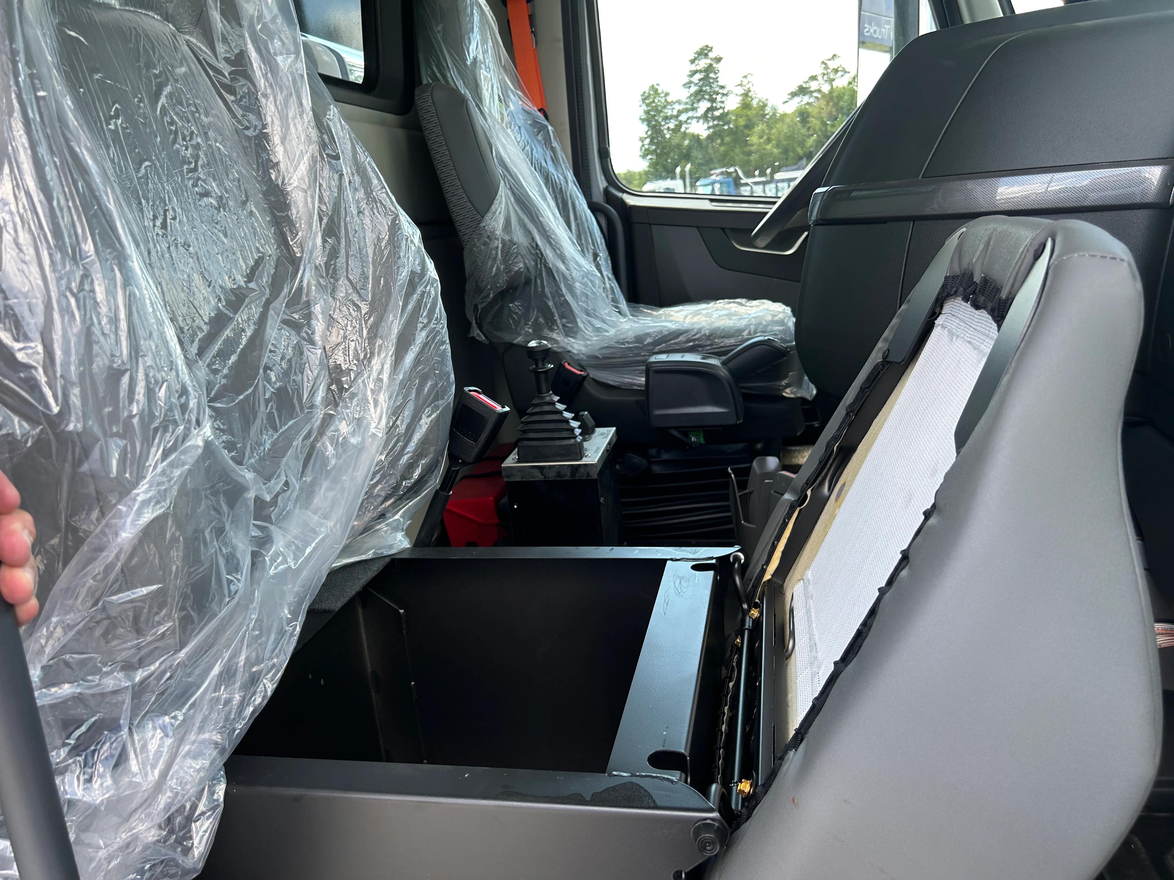 2025 Volvo VNR 640 in MACON, GA — photo 14