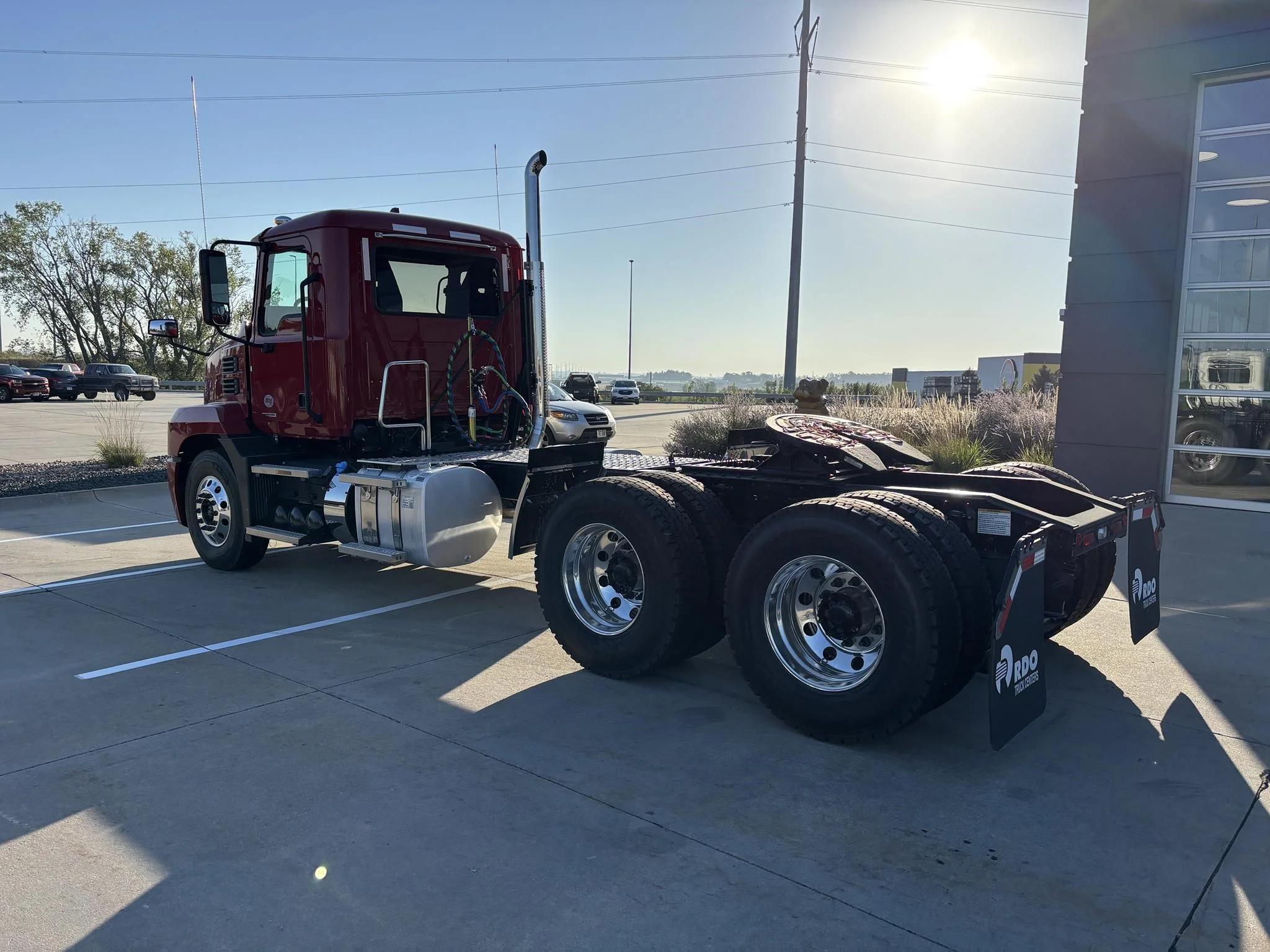 2026 Mack Anthem — photo 3