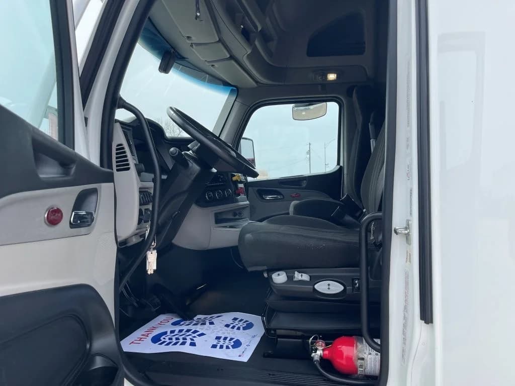 2025 Peterbilt 579 in Springfield, MO — photo 10