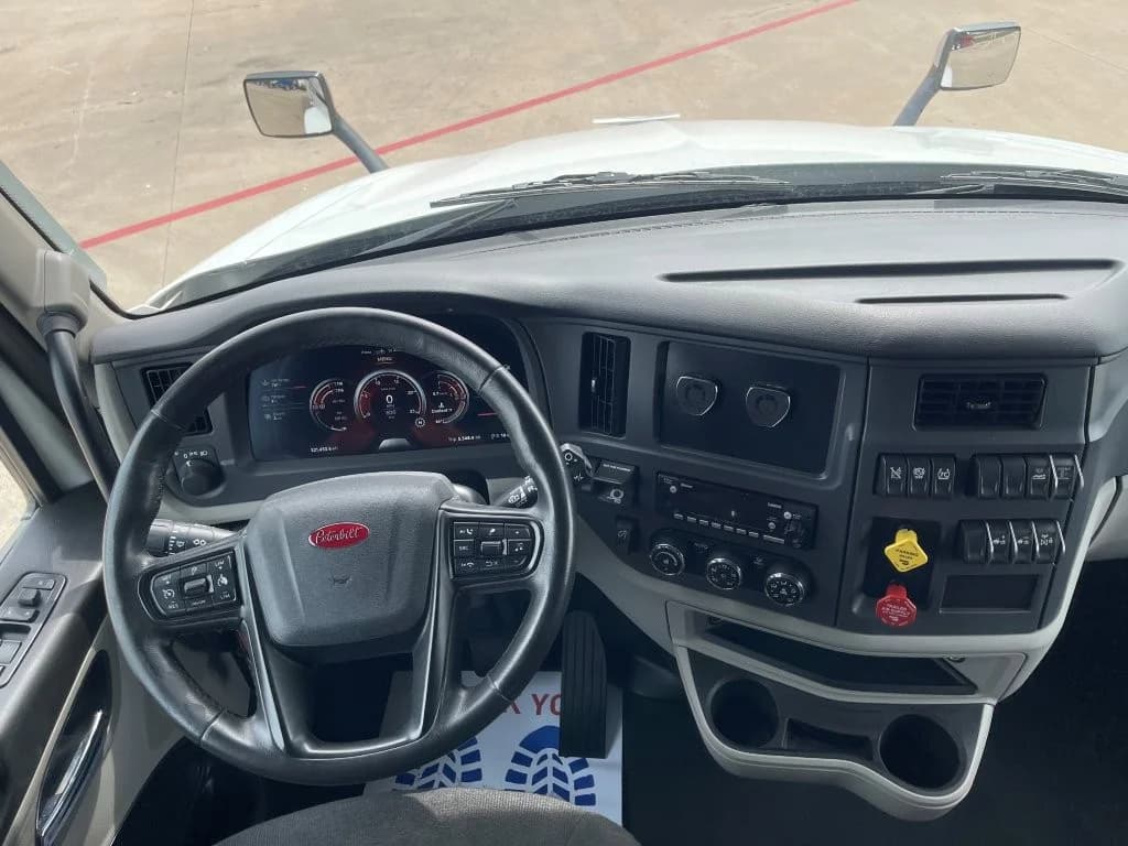 2025 Peterbilt 579 in Springfield, MO — photo 12