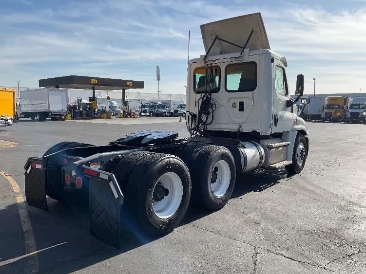 2015 Freightliner Cascadia in Torrance, CA — photo 7