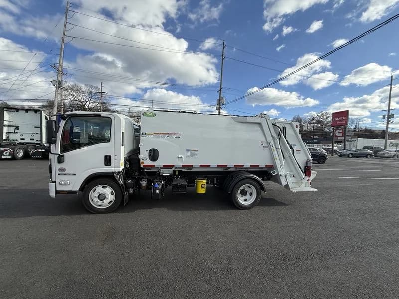 2025 Isuzu NRR in Ha Dehart, NJ