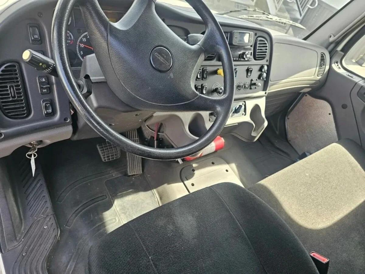 2019 Freightliner M2 106 — photo 7