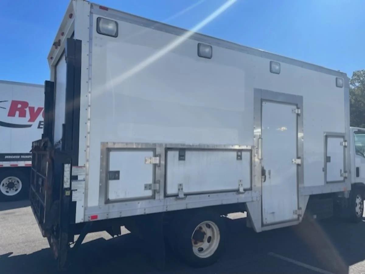2015 Isuzu NQR in Farmingdale, NY — photo 4