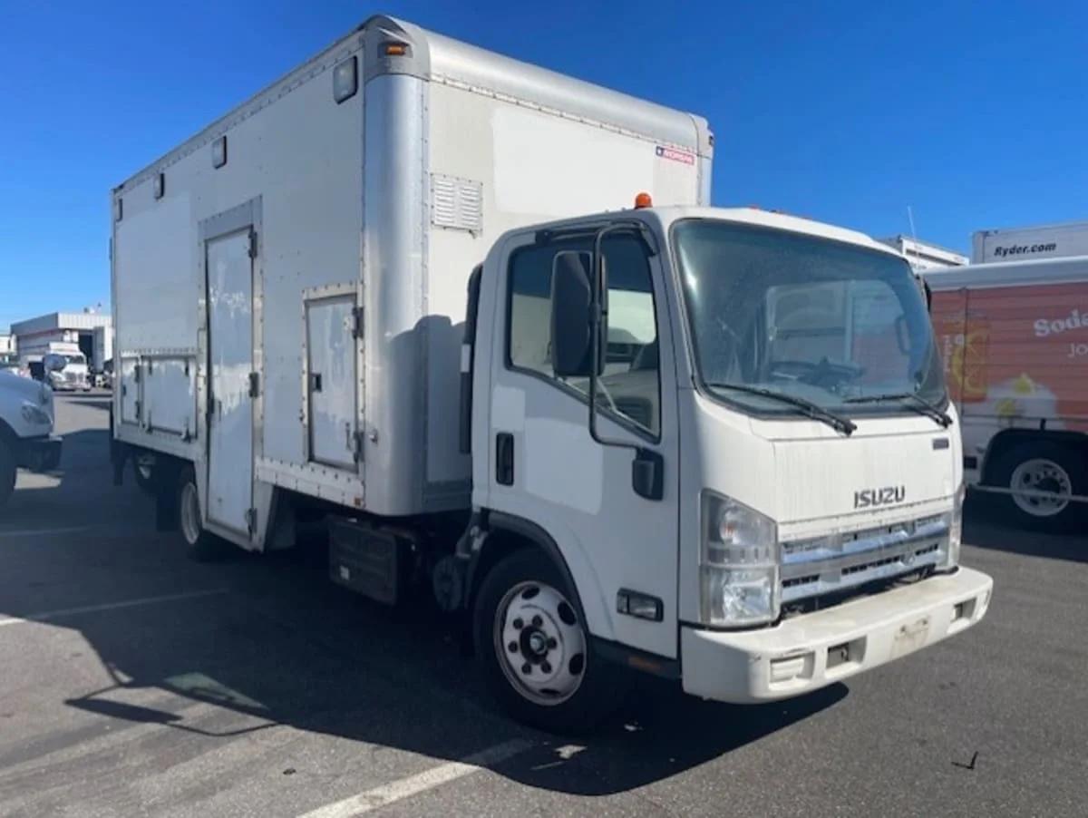 2015 Isuzu NQR in Farmingdale, NY — photo 3