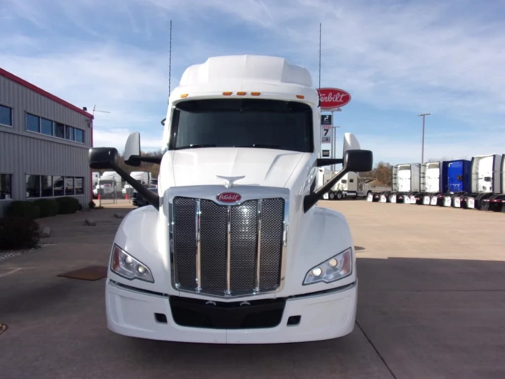 2023 Peterbilt 579 in Fort Smith, AR — photo 2