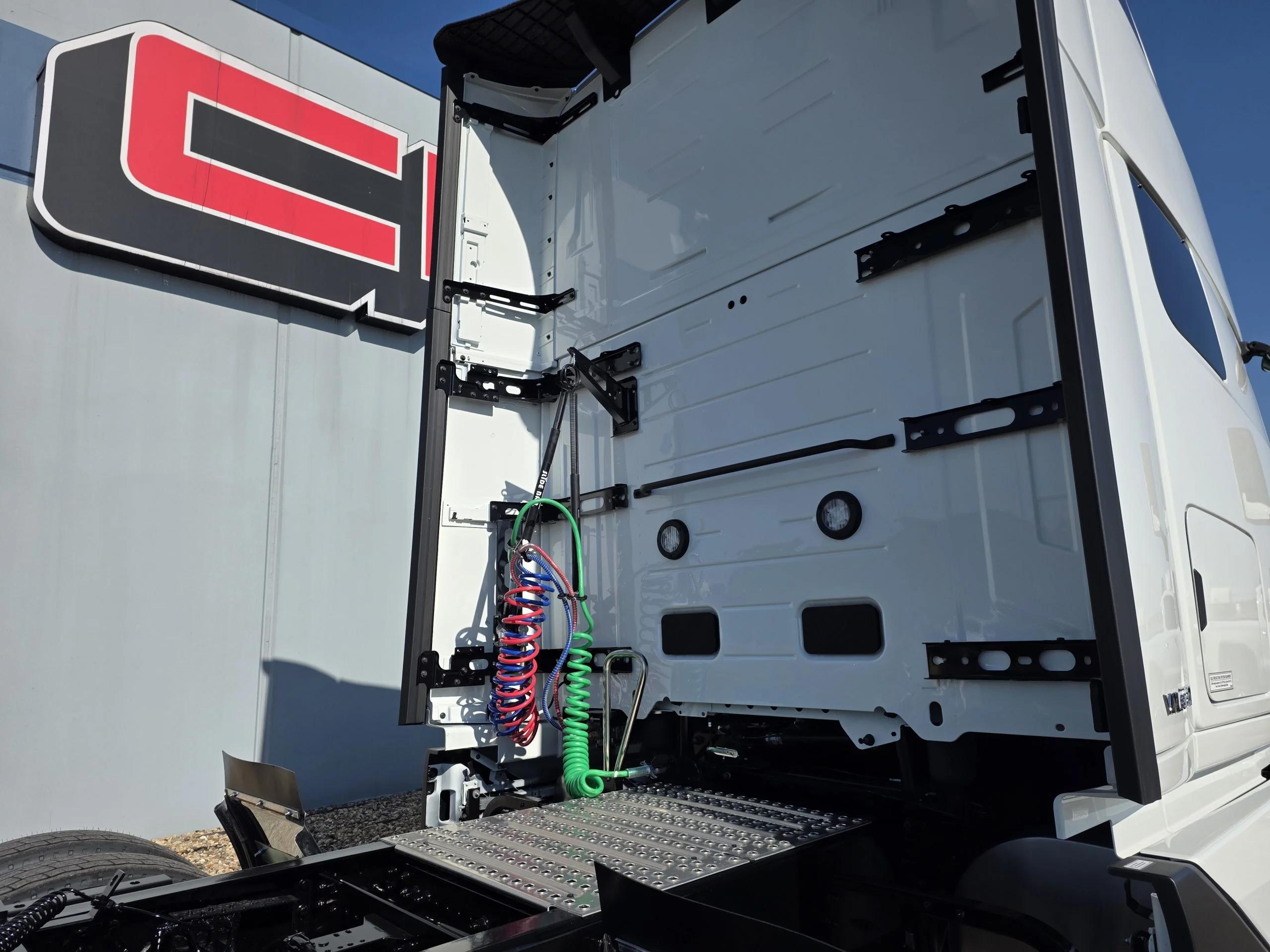 2027 Volvo VNL 860 in Springfield, IL — photo 5