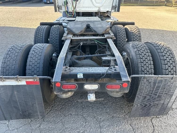 2021 Freightliner Cascadia in Clackamas, OR — photo 6
