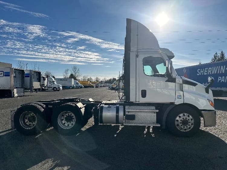 2021 Freightliner Cascadia in Clackamas, OR — photo 8