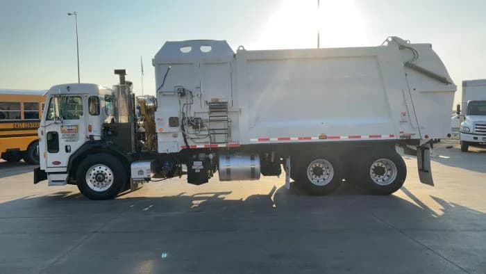 2025 Peterbilt 520 — photo 6