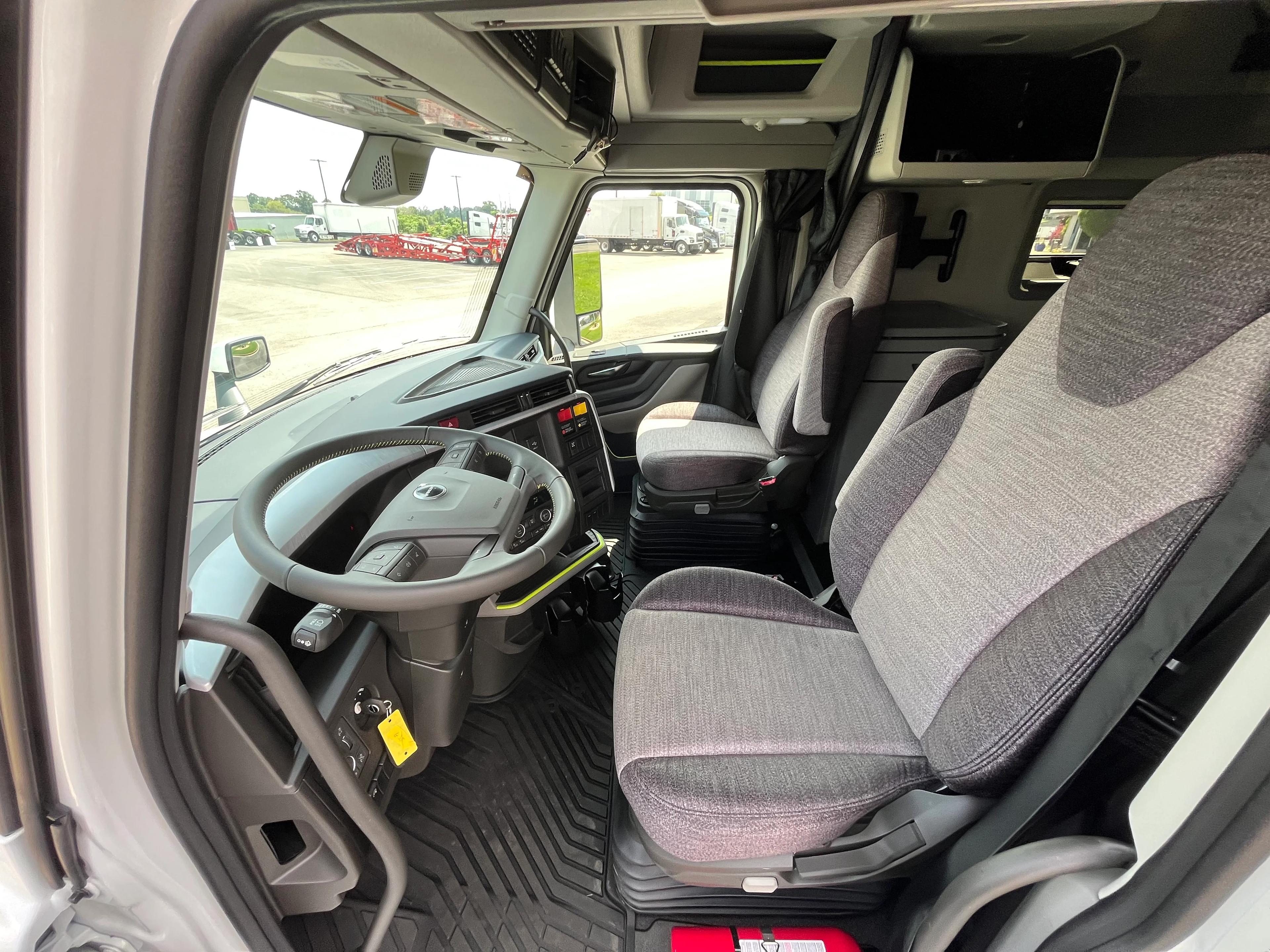 2026 Volvo VNL 860 in LA VERGNE, TN — photo 9
