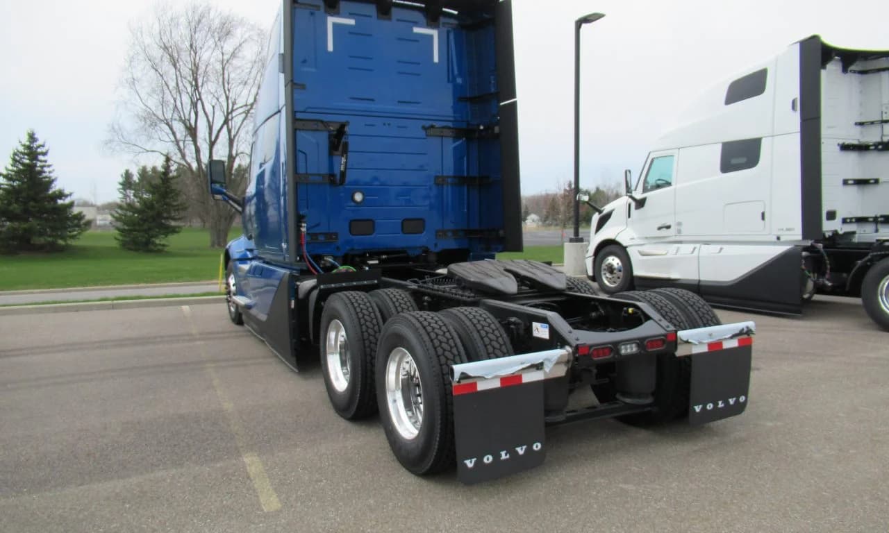 2025 Volvo VNL 860 in Buffalo, NY — photo 3