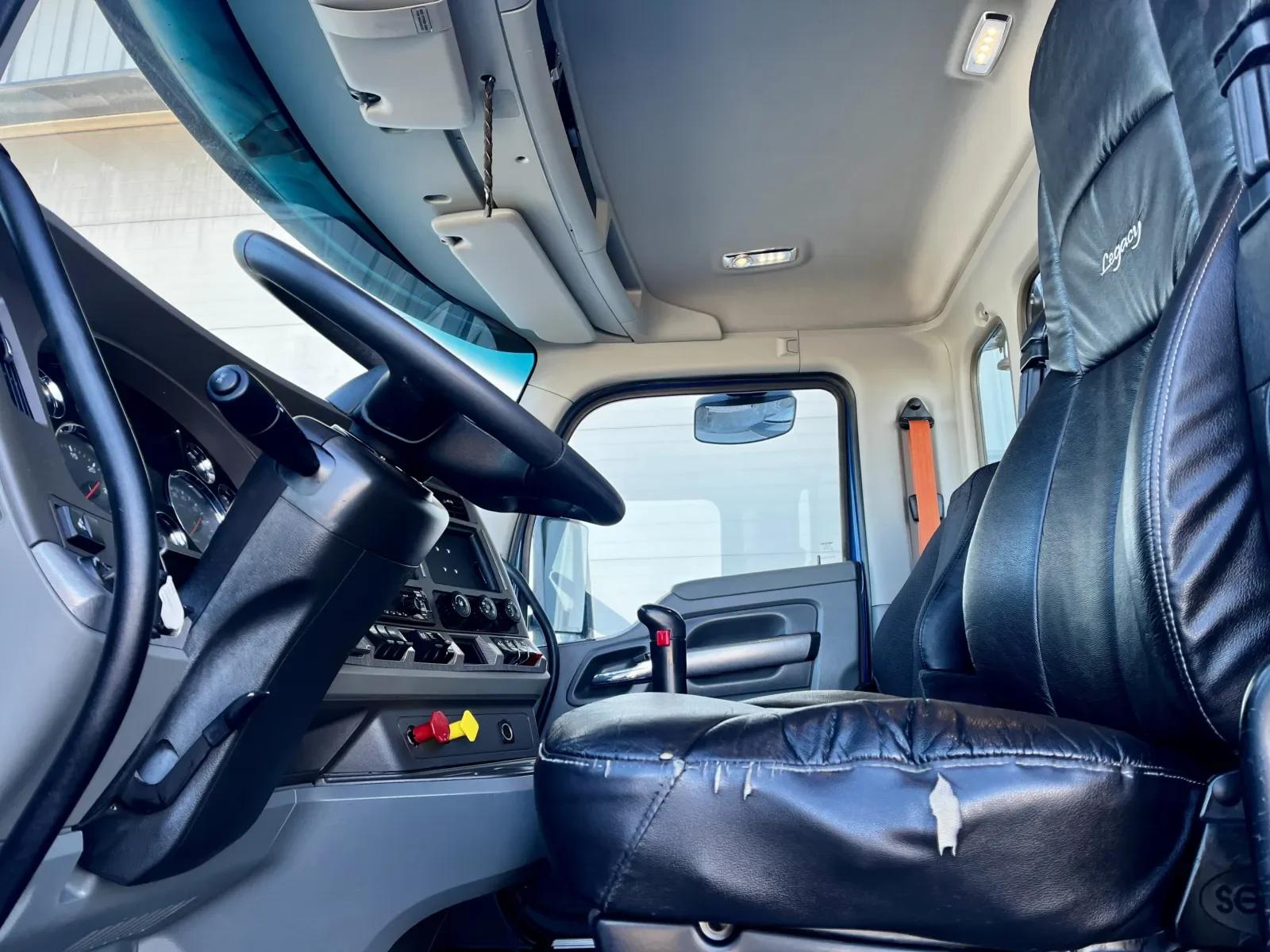2019 Kenworth T880 in New Lenox, IL — photo 14