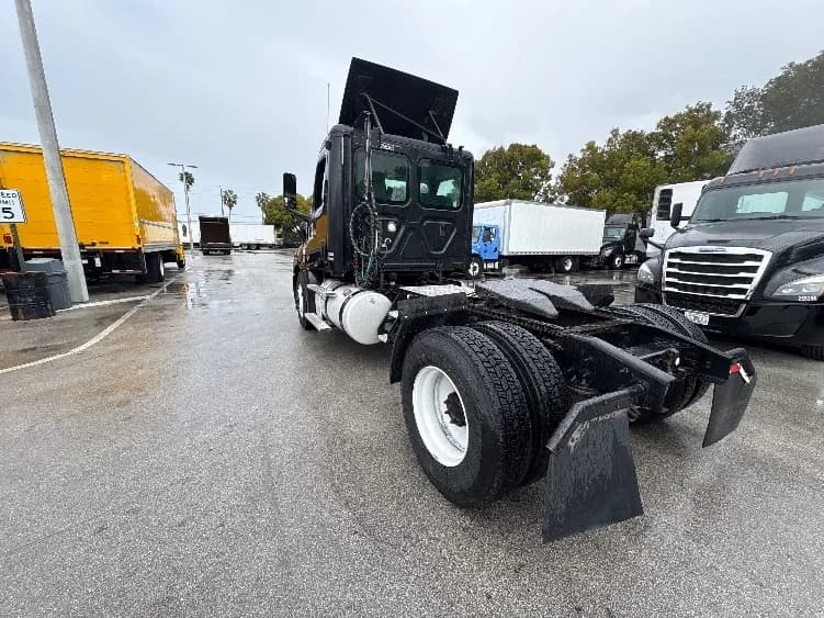 2019 Freightliner Cascadia in Medley, FL — photo 5