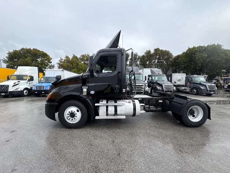 2019 Freightliner Cascadia in Medley, FL — photo 4
