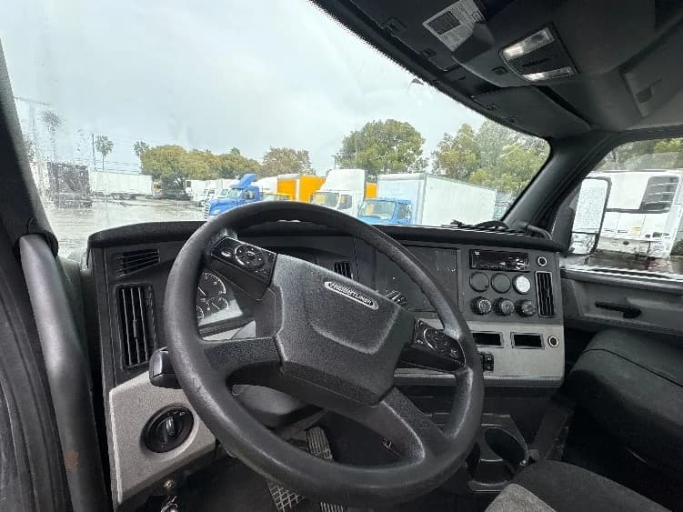 2019 Freightliner Cascadia in Medley, FL — photo 10