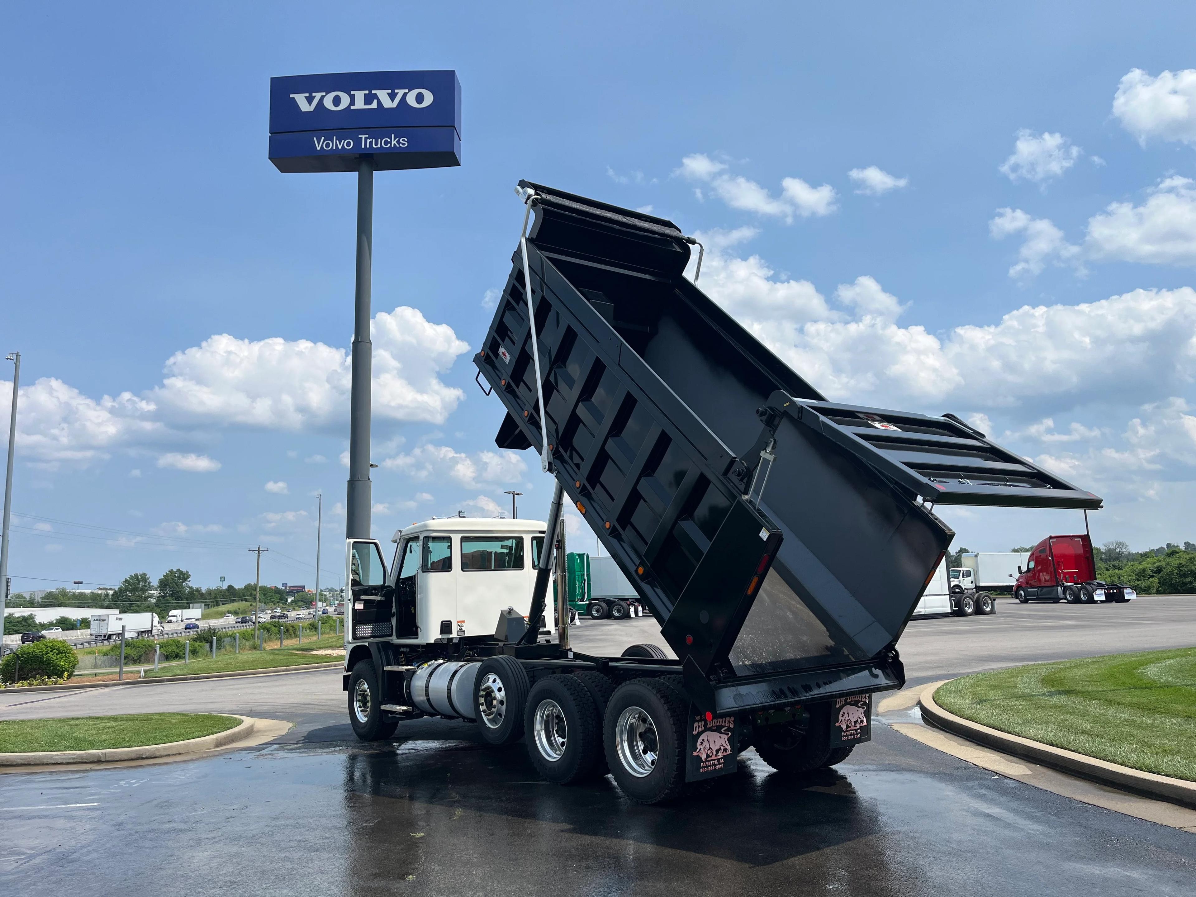 2024 Autocar DC-64 in LA VERGNE, TN — photo 14