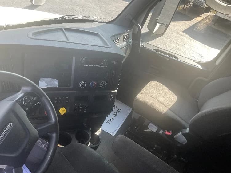 2023 Freightliner Cascadia in Mount Pleasant, PA — photo 10