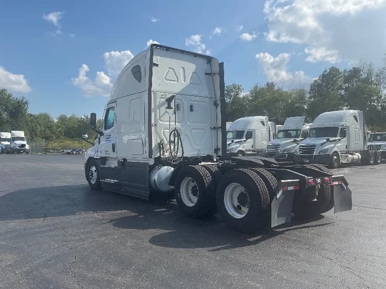 2023 Freightliner Cascadia in Mount Pleasant, PA — photo 5