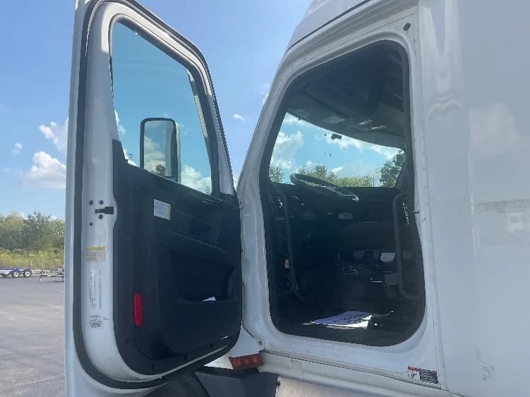 2023 Freightliner Cascadia in Mount Pleasant, PA — photo 9