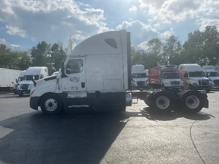 2023 Freightliner Cascadia in Mount Pleasant, PA — photo 4