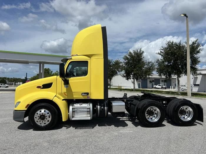 2021 Peterbilt 579 in Orlando, FL — photo 4