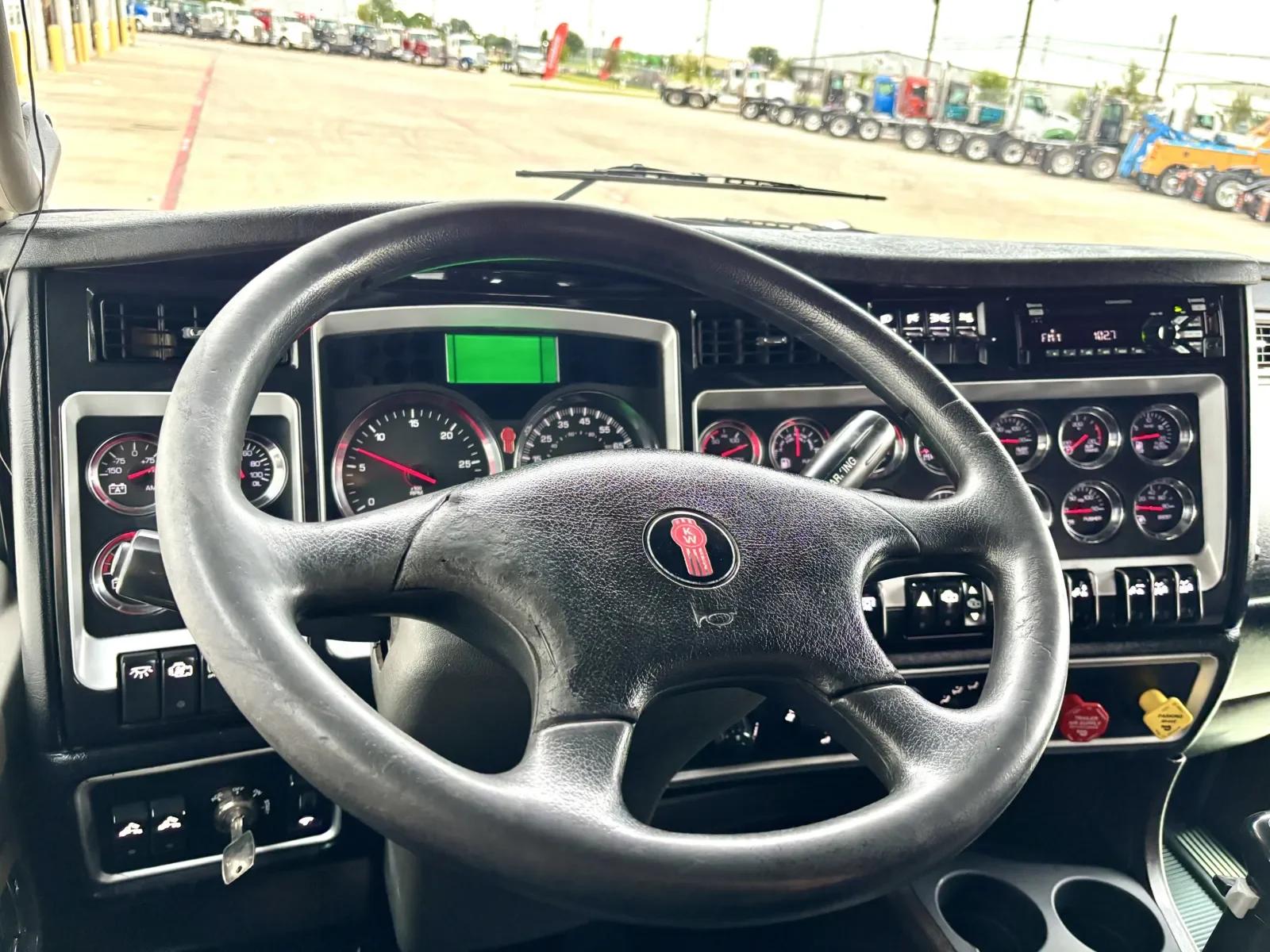 2016 Kenworth T800 in Hutchins, TX — photo 16